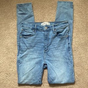 ABERCROMBIE & FITCH - The Super Skinny High Rise